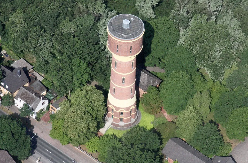 Luftaufnahmen Oldenburg (Oldenburg), mit Weiterflug nach Westen; 1500 Fuß Flughöhe; Juli 2010; Originalfoto bearbeitet: Tonwertkorrektur und Bild geschärft mit Hochpassfilter
