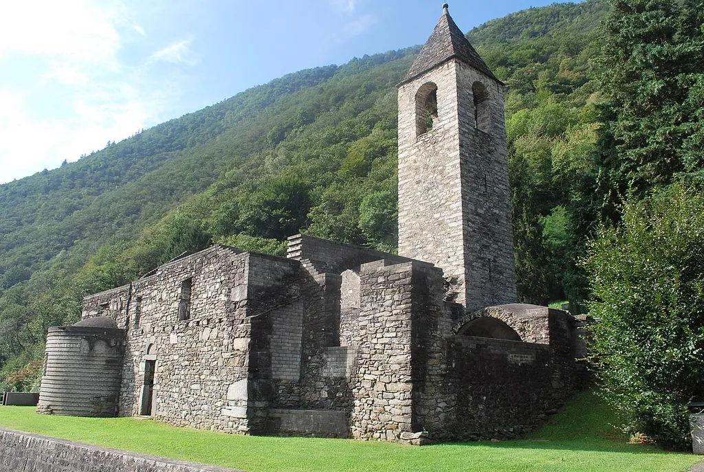 Ruderi della chiesa di S. Giovanni Battista a Gnosca (Bellinzona)