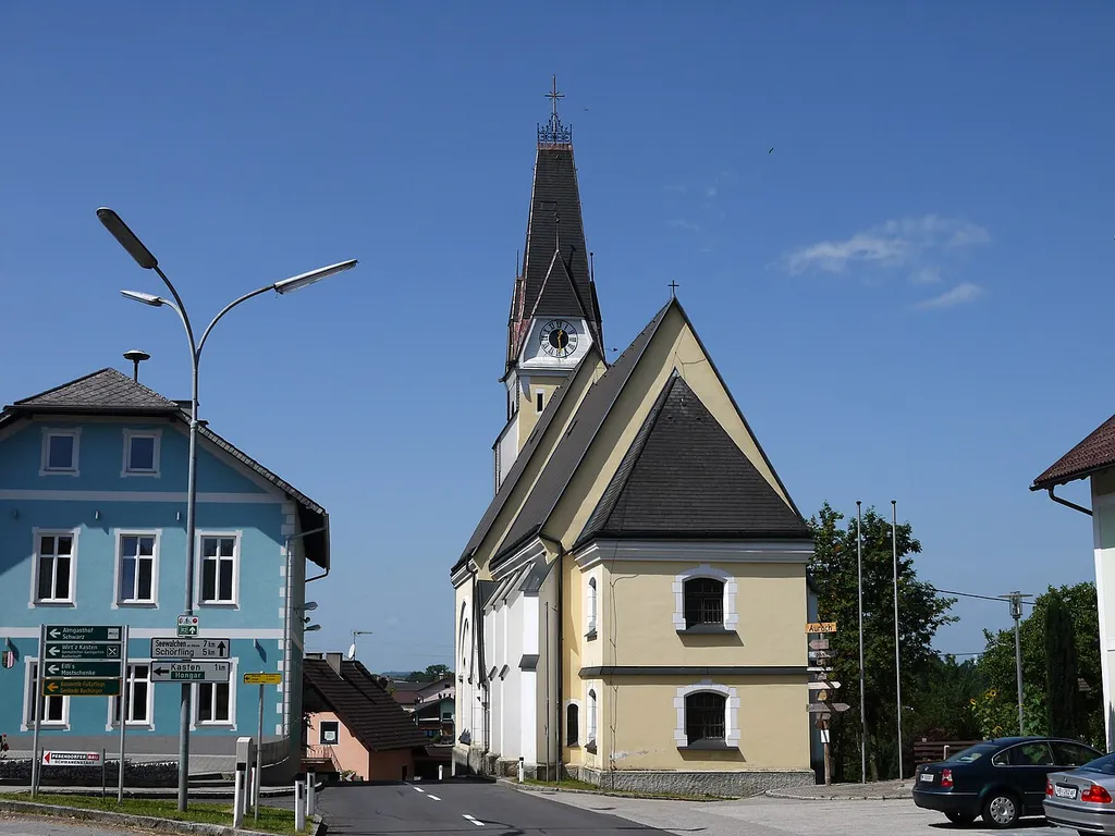 Die kath. Pfarrkirche hl. Alexius und ehem. Friedhofsfläche in Aurach am Hongar