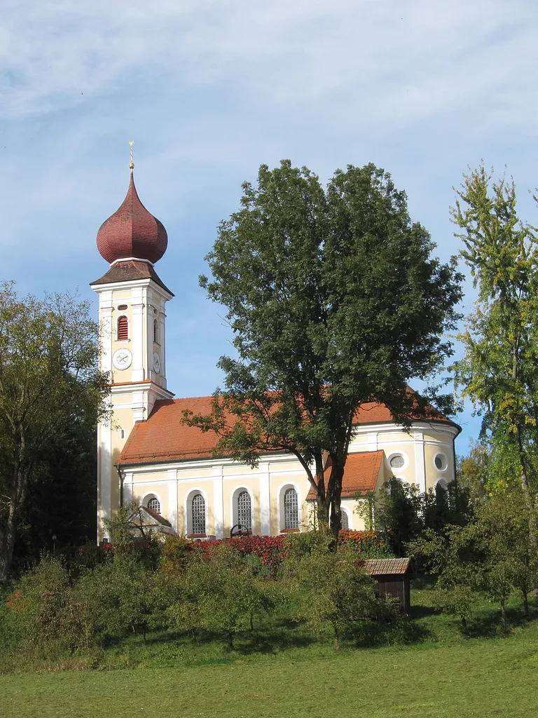 Kirchberg; katholische Filialkirche St. Peter und Paul, Saalbau mit eingezogenem halbrundem Chor, Zwiebelturm und angefügter Sakristei, Neubau von Anton Kogler, 1728-30; mit Ausstattung.
