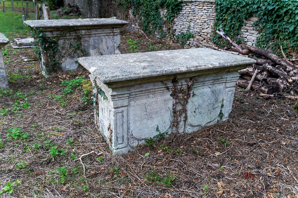 Corsham: UNIDENTIFIED MONUMENT IN CHURCHYARD ABOUT 2 METRES SOUTH EAST OF J. CHANTER MONUMENT, NORTH EAST OF NORTH EAST ANGLE OF NORTH AISLE OF CHURCH OF ST BARTHOLOMEW