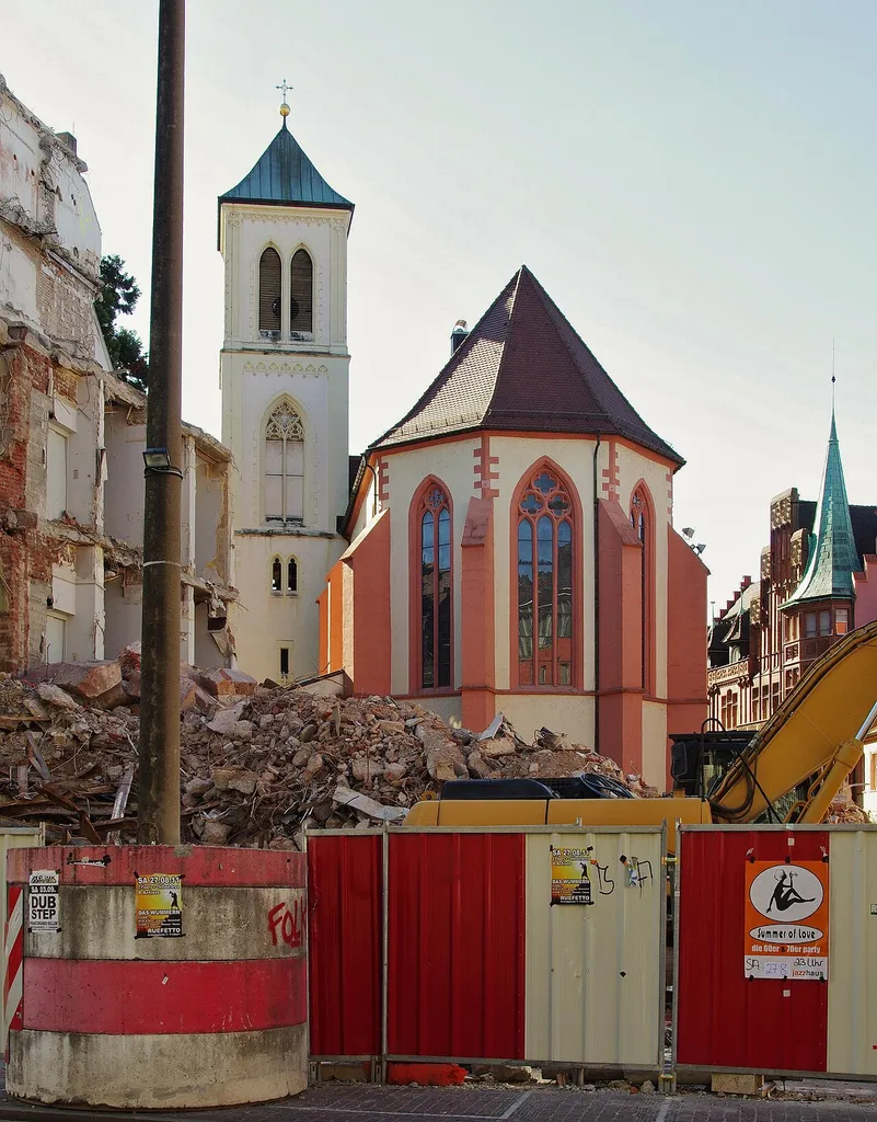 Der Chor von St. Martin in der Freiburger Altstadt war so vorübergehend von der Kaiser-Joseph-Straße sichtbar, nachdem das Haus Nr. 192 abgerissen war