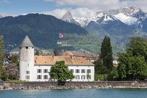 Castle, house and outbuildings, pavilion, towers, ramparts and ditches