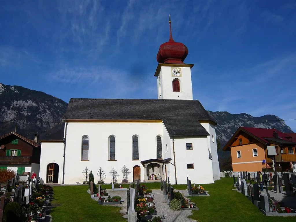 Kath. Filialkirche hl. Georg und Friedhof mit Kriegerdenkmal - Langkampfen