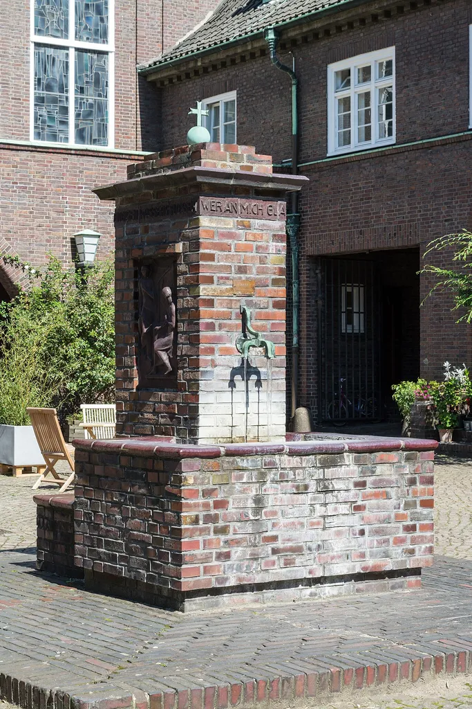 Brunnen mit Keramiken von Richard Kuöhl im Hof der Heilandskirche in Hamburg-Uhlenhorst.