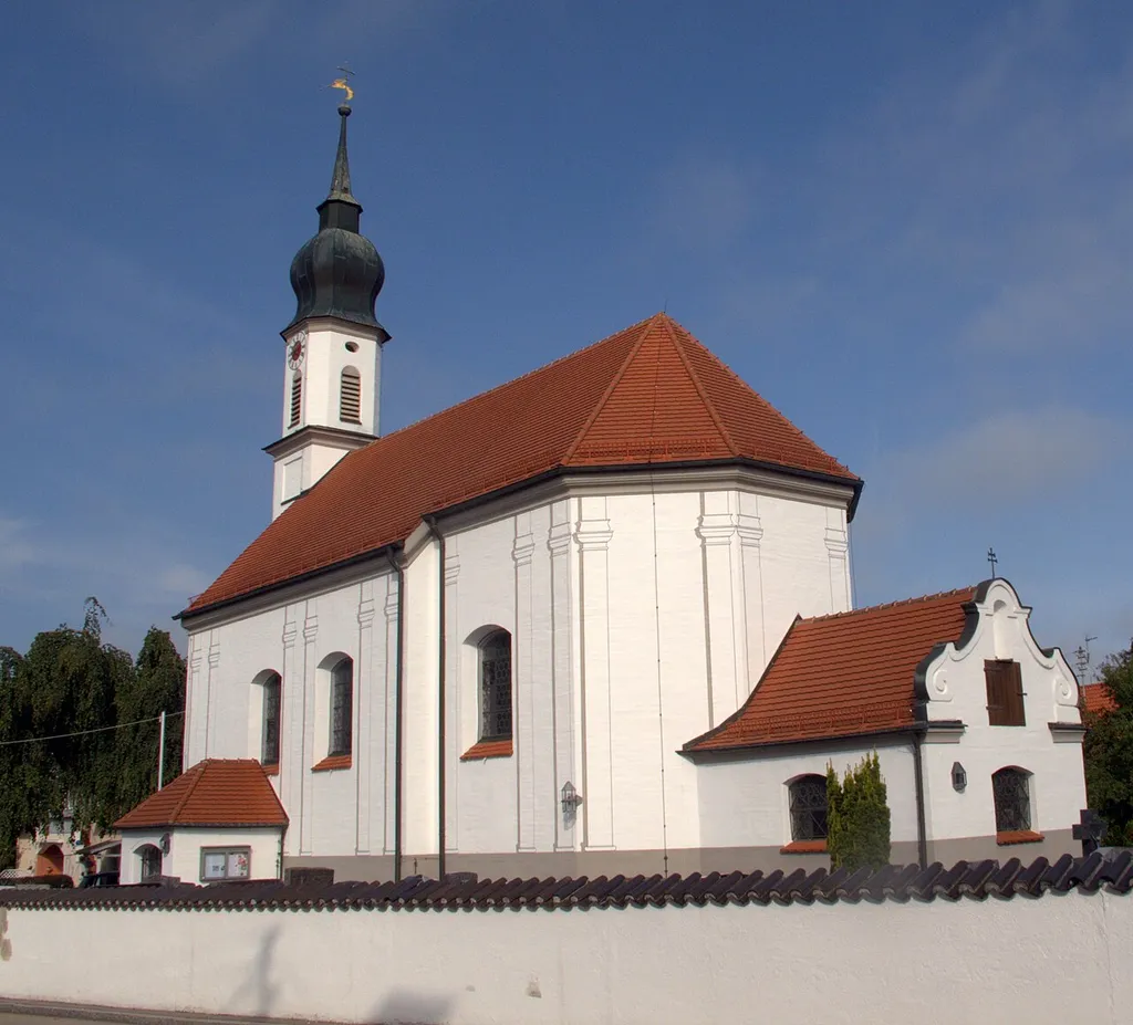 This is a photograph of an architectural monument.It is on the list of cultural monuments of Bayern, no. D-1-81-141-8.