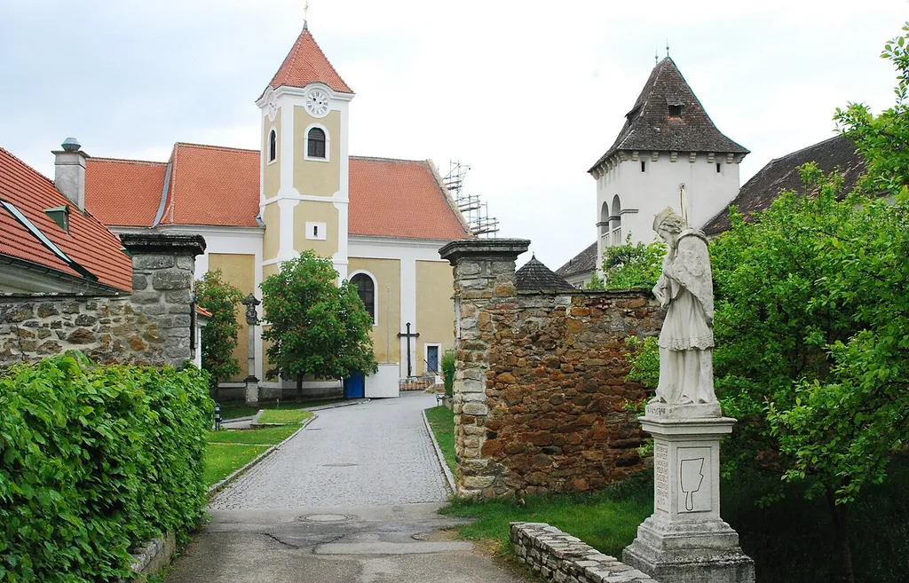 Johannes-Nepomuk-Statue am Quittengang in Maissau in Niederösterreich. Im Hintergrund die Pfarrkirche