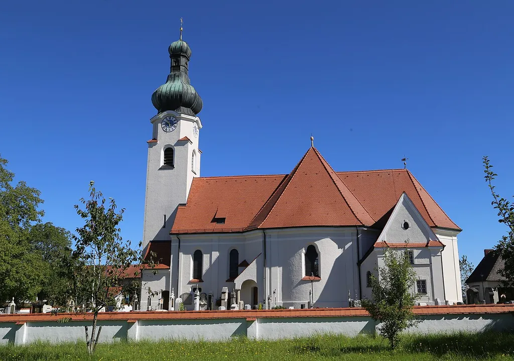 Antholing, Baiern; Katholische Expositurkirche St. Jakobus, neubarocker zentralisierender Saalbau mit stark eingezogenem Polygonalchor, seitlichen Apsiden und Westturm mit Spindelhelm, von Johann Baptist Schott, 1910/11; mit Ausstattung This is a picture of the Bavarian Baudenkmal (cultural heritage monument) with the ID D-1-75-113-2 (Wikidata)