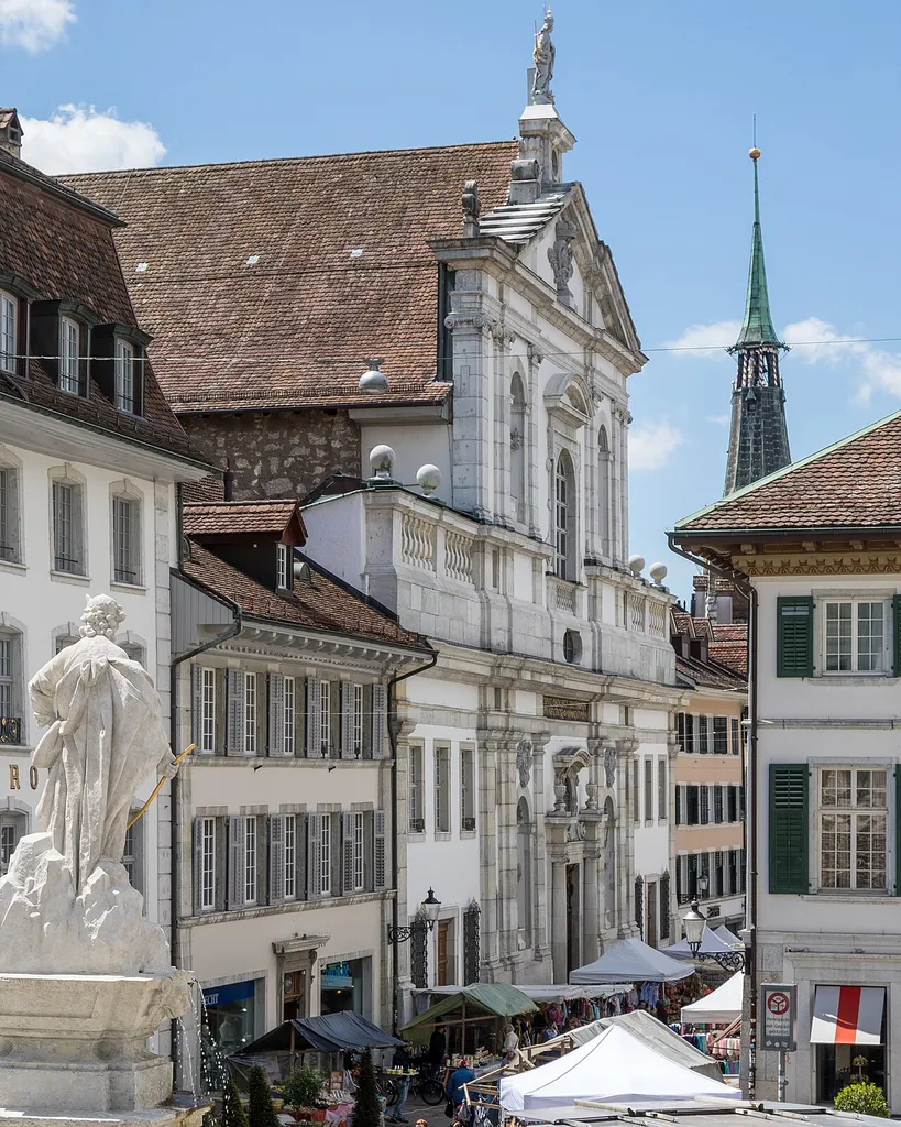 Solothurn: Marktstände auf der Hauptgasse mit Hotel Krone und Jesuitenkirche