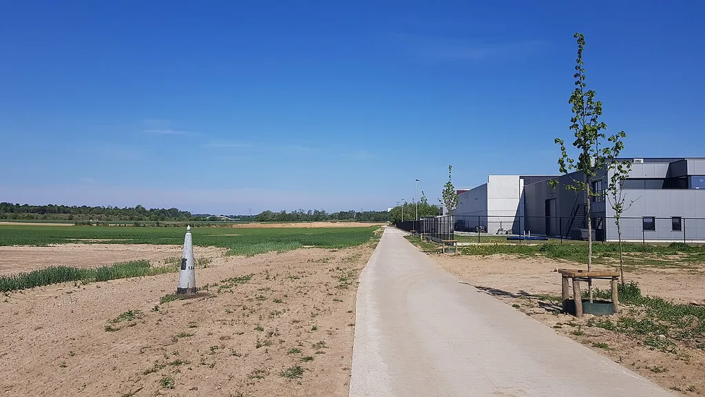 grenspaal 98 tussen België-Nederland, Maastricht-Smeermaas (rechts achter paal: BE, rest: NL)