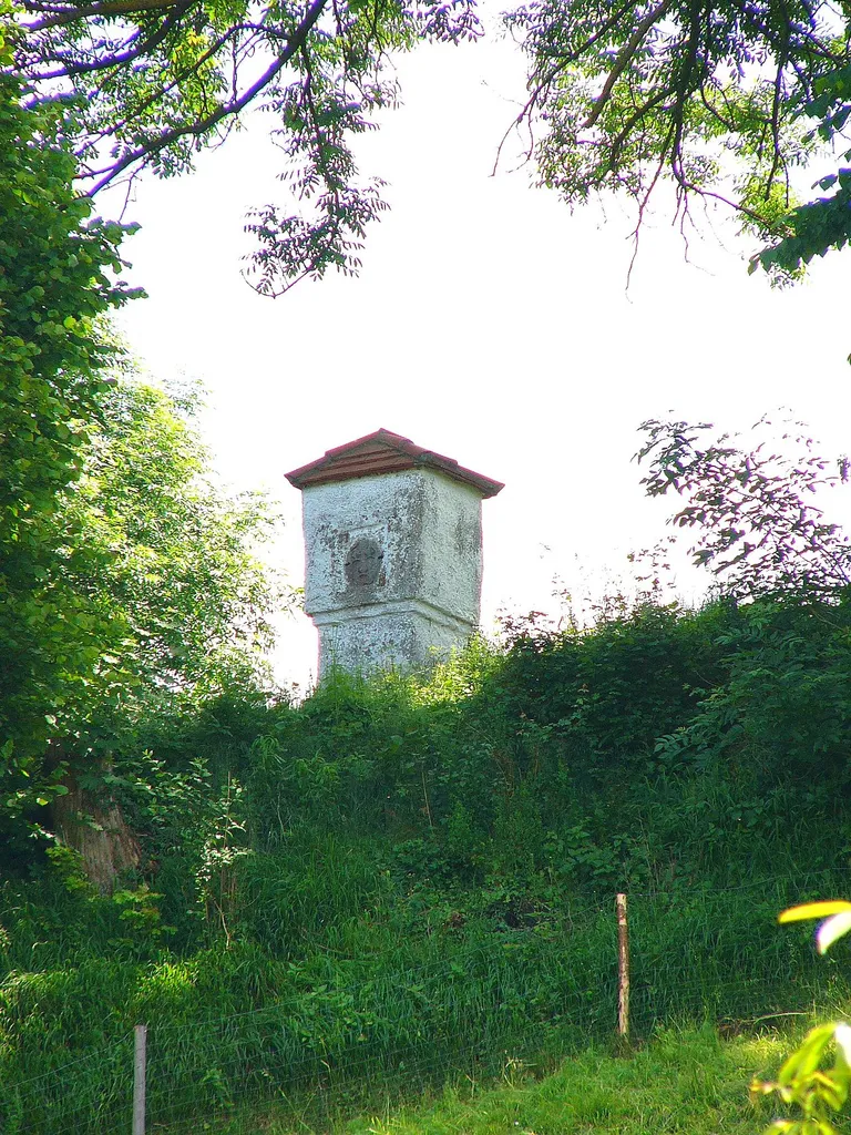XVIII. Burgfriedenssäule; sie steht am Feldrand oberhalb Hagrainer Straße / Filsermayerstraße.