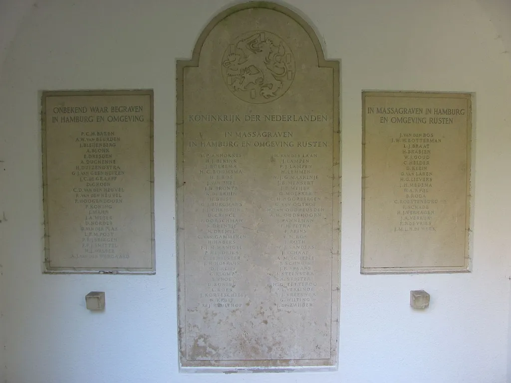Tafeln mit den Namen von 99 Kriegsopfern, deren Gräber in Hamburg nicht mehr auffindbar sind, in der Ehrenhalle auf dem Niederländischen Ehrenfeld auf dem Friedhof Ohlsdorf