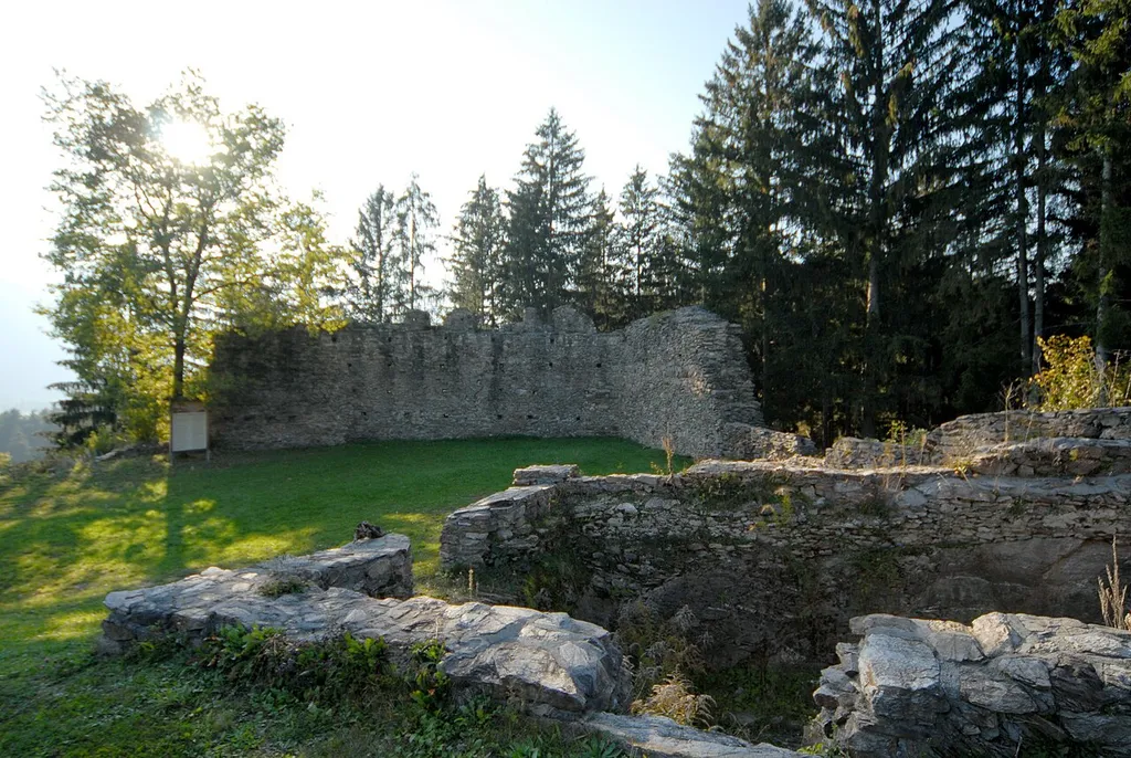 Ruin of castle Feldsberg in the community of Lurnfeld, Carinthia, Austria This media shows the protected monument with ObjektID 46115 in Austria. (Commons, de, Wikidata)