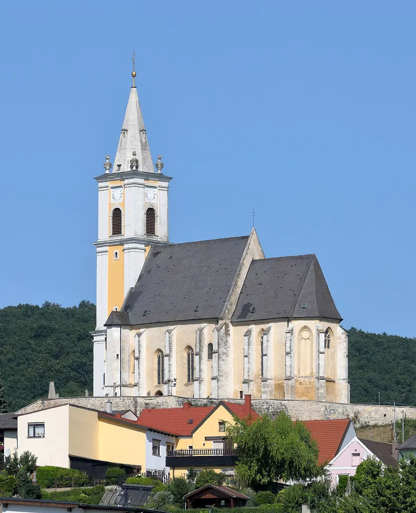 Südostansicht der röm.-kath. Pfarrkirche hl. Veit in Kleinhöflein, ein Ortsteil der burgenländischen Landeshauptstadt Eisenstadt.Die Kirche wurde auf einer Anhöhe errichtet, wobei der Chorraum aus dem 15. Jahrhundert stammt und das spätgotische Schiff 1528 angebaut wurde. Die Errichtung des dreigeschossigen Westturmes mit steinernem Spitzhelm erfolgte 1700.