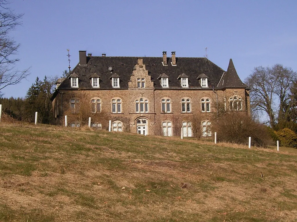 Burg Volperhausen in Morsbach, Bergisches Land. 1892 errichtet von Rudolf Freiherr von Schorlemer, Schwiegersohn der Maria Magdalena von Stumpf-Brentano aus Frankfurt Rödelheim, als Herrenhaus Volperhausen mit markantem massiven Bruchsteinen. Die Kapelle ist der Öffentlichkeit zeitweise zugänglich. Immer noch in Familienbesitz.