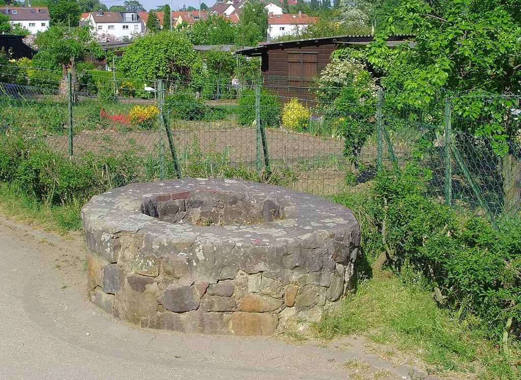römischer Brunnen, gelegen unterhalb der modernen "Bastionen" der Straße An der Ringmauer in Frankfurt-Heddernheim / Well from the ancient Roman city "Nida" (today: Frankfurt am Main-Heddernheim)