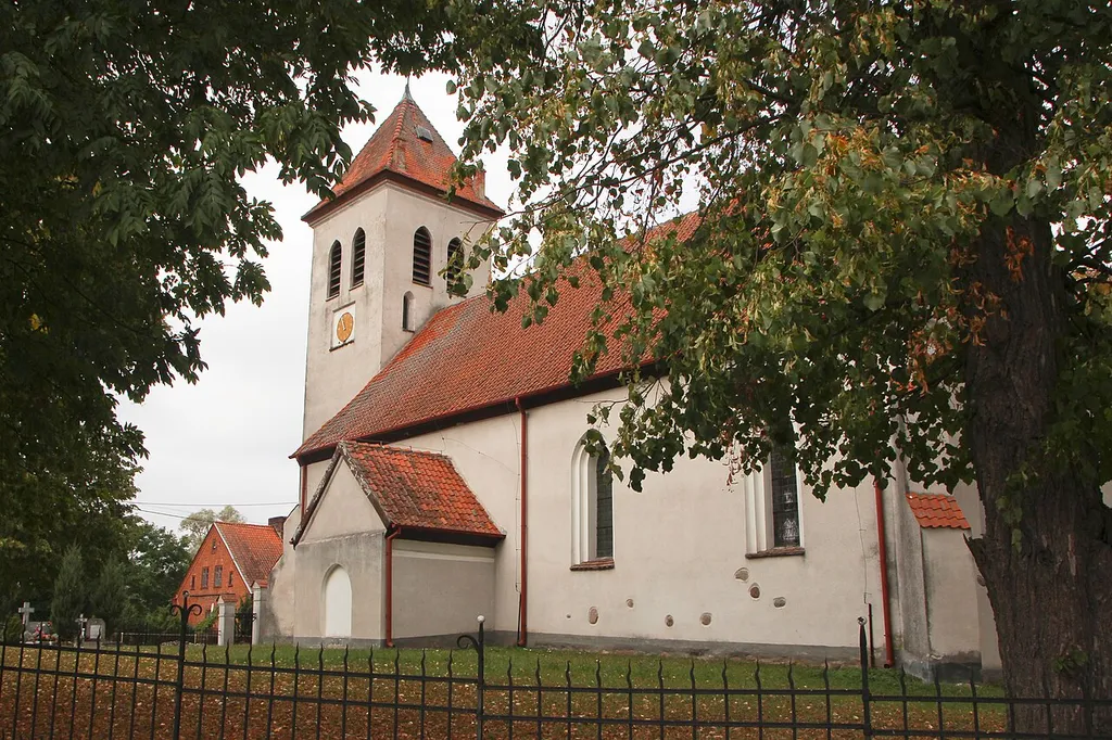 Momajny - rzymskokatolicki kościół parafialny p.w. św. Piotra Apostoła, 4 ćw. XIV, 1818-1820