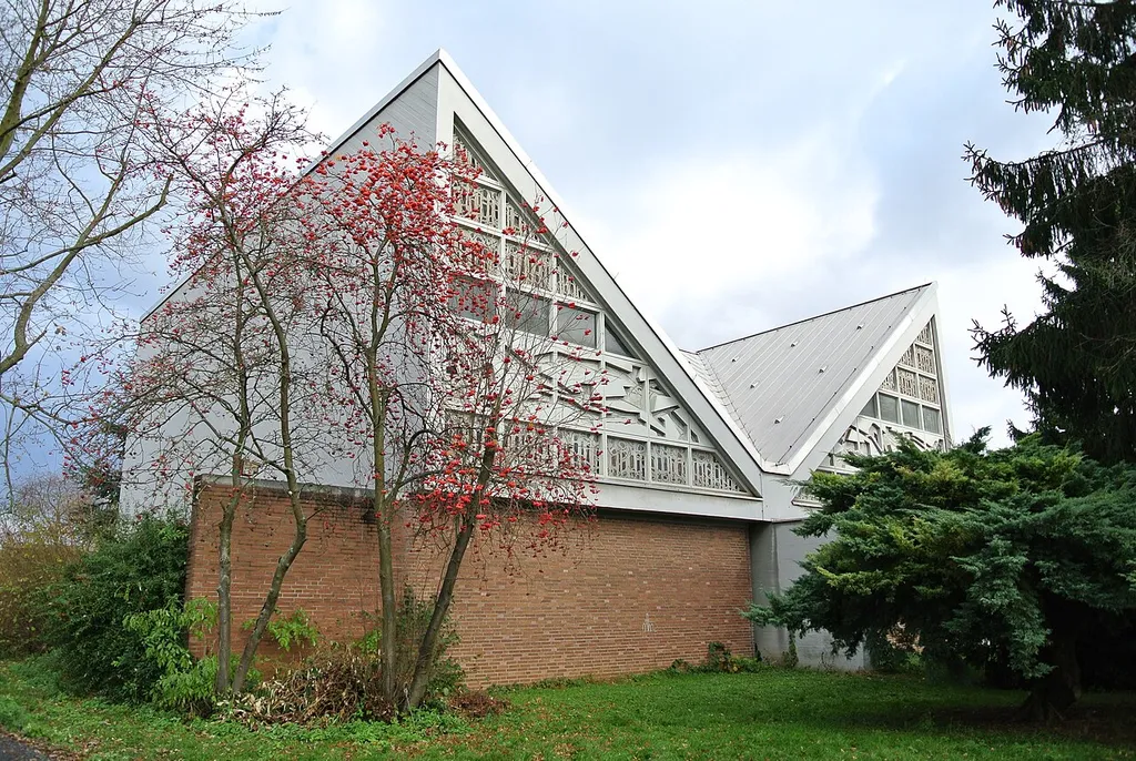 Evangelische Festeburgkirche in Frankfurt-Preungesheim der Architekten Horst Römer und Helmut Baumgart, im Jahr 1969 fertiggestellt