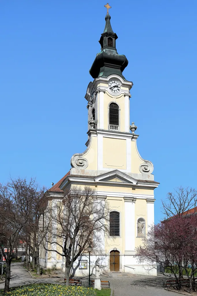 Südwestansicht der röm.-kath. Oberlaaer Pfarrkirche hl. Ägydius im 10. Wiener Bezirk Favoriten.Nachdem bei der Türkenbelagerung 1683 die Vorgängerkirche zerstört wurde, errichtete man nach Plänen von Hofbaumeister Matthias Gerl von 1744 bis 1746 eine neue barocke Kirche mit eintürmiger Fassade und Pilastergliederung.