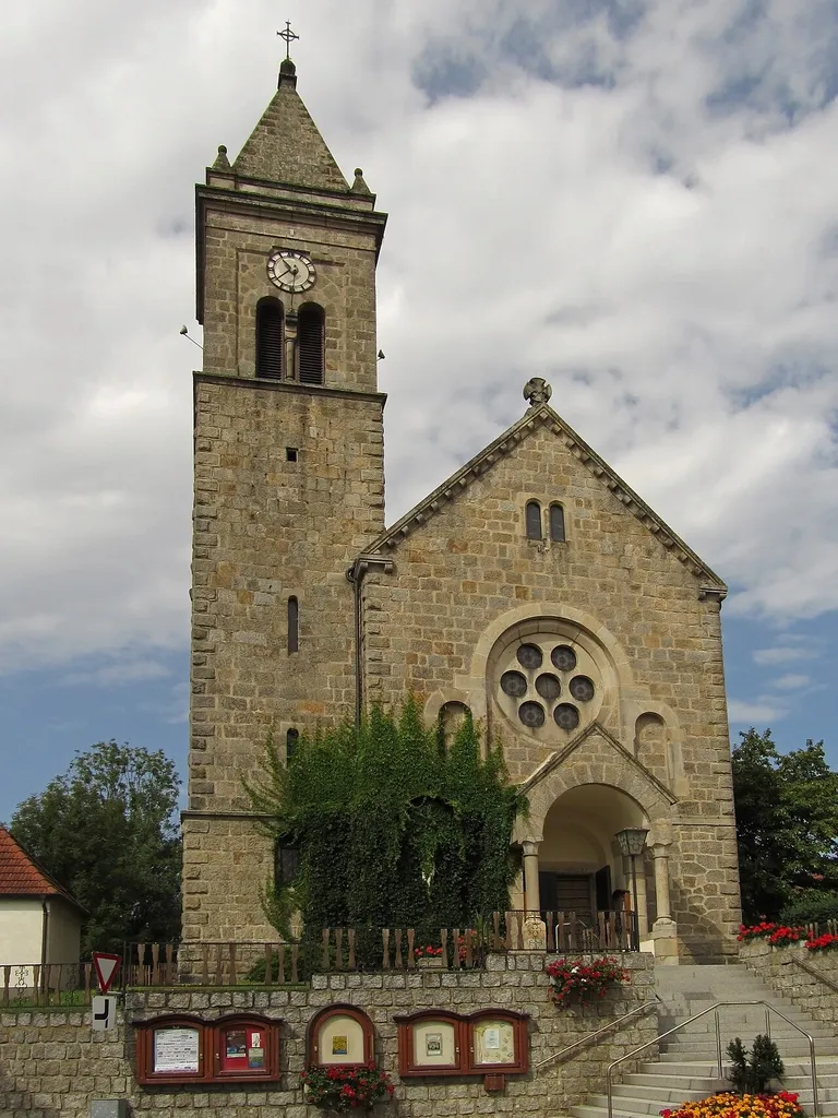 Die neuromanische Saalkirche mit seitlichem Frontturm wurde 1904/05 erbaut.