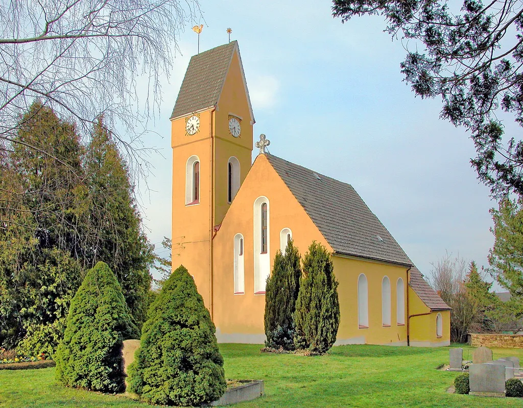 30.03.2010 04720 Simselwitz (Mochau), An der Kirche: Die Dorfkirche (GMP: 51.141998,13.166033) ist ein schlichtes romanisches Bauwerk. Sie bestand ursprünglich nur aus einem rechteckigen Langhaus und einem etwas schmaleren rechtwinkligen Chor. Der flache Chorschluss und die einfachen Rundbogenfenster deuten auf eine Entstehung in der zweiten Hälfte des 13. Jahrhunderts hin. Die heutige Gestalt ist das Ergebnis eines Umbaus von 1898. Die Gemeinde hatte bereits 1770/71 beschlossen, dem Kirchlein einen Turm anzufügen, doch das Geld fehlte. Erst die Stiftung des Bauerngutsbesitzers Fürchtegott Göldner, der 15.000 Mark bereitstellte, ermöglichte 1898 den Turmbau nach Plänen des Dresdner Architekt Richard Schleinitz. Sicht von Südwesten. [DSCN40713.TIF]20100330455DR.JPG(c)Blobelt