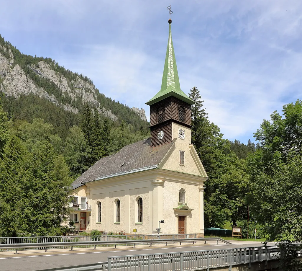 Südostansicht der röm.-kath. Kirche Mariä Heimsuchung in Wegscheid, ein Ortsteil der steiermärkischen Gemeinde Mariazell.Ursprünglich 1710 aus Holz errichtet; nachdem die Kirche am 11. Februar 1894 abbrannte, wurde sie in gemauerter Form neu errichtet und am 28. September 1895 durch den Bischof von Seckau, Leopold IV. Schuster, geweiht.