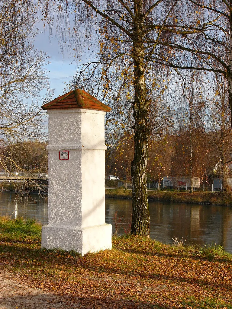 XI. Burgfriedenssäule mit Marmorwappen von 1766, steht am Isarweg westlich der Adenauer-Brücke