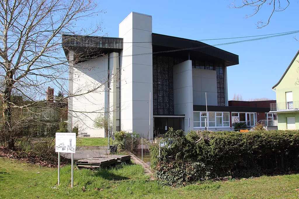 Kath. Pfarrkirche Heilig Geist, Braubach. Erbaut 1968 nach Plänen des Architekten Hans Busch (Frankfurt), Innenraumgestaltung von Jupp Jost.