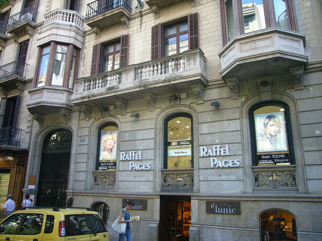 Museu de la Perruqueria Raffel Pages, a la Rambla de Catalunya, 99