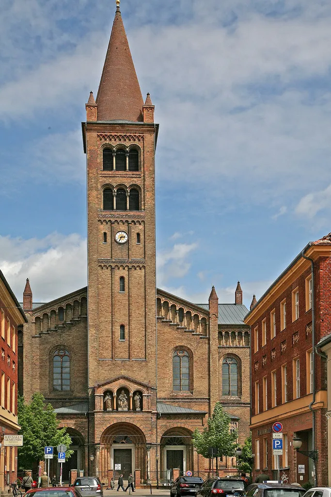 Kirche St. Peter und Paul in Potsdam. Eine katholische Kirche aus dem Jahre 1870. Markant ist der 60 Meter Hohe Glockenturm.
