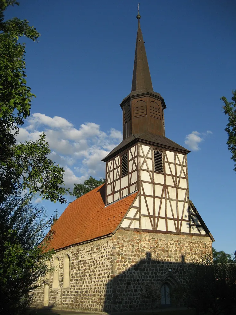 Kirche Rossow aus Blickrichtung Westen.
