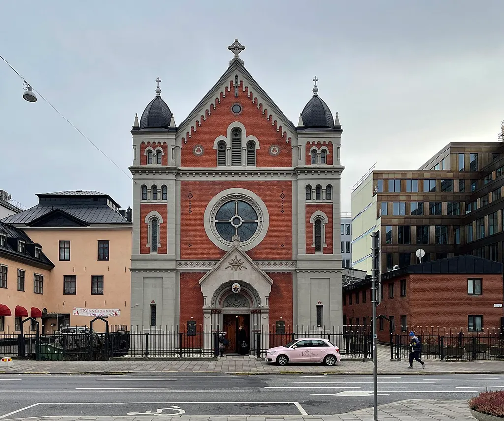 Stockholms katolska domkyrka, Folkungagatan 46D, Byggnadsår 1890 - 1892 A. Bitter (Byggherre) A. Gillberg (Arkitekt) Apostoliska församlingen (Byggherre) Rudolf Voss (Byggmästare) This is a photo of a building (without protection) in Sweden, number 21420000002571 in the RAÄ buildings database.