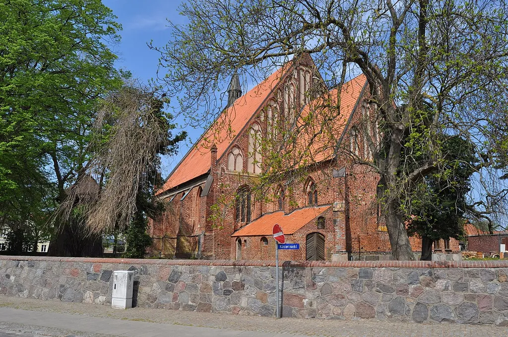 Kirche von Wiek aus Südost mit Feldsteinmauer