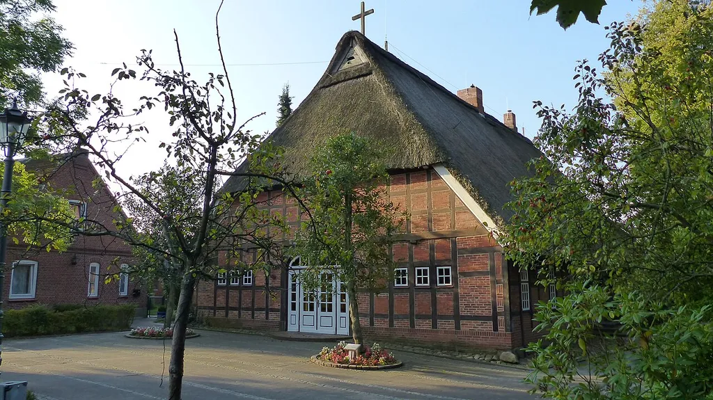 Bauerhauskirche St.Gabriel. Kiel Rendsburger Landstraße 386. Die St.Gabriel-Kirche Kiel-Russee ist ein reetgedecktes Bauernhaus, welches 1857 errichtet und 1953 zur Kirche umgebaut wurde.
