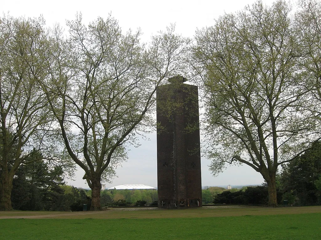 Das 1933/34 am Ufer des Berger Sees errichtete Ehrenmal in Gelsenkirchen-Buer ist heute ein Kriegerdenkmal für die Gefallenen beider Weltkriege. Im Hintergrund das Dach der Veltins-Arena.