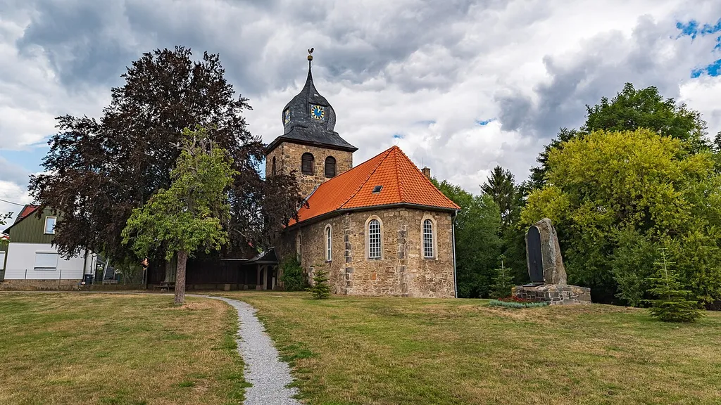 Die Siedlung Cattenstedt befindet sich südöstlich von Blankenburg zwischen den nördlichen Ausläufern der Harzberge und der Teufelsmauer. Der Ort hat etwa 700 Einwohner und wird von der Bundesstraße 81 durchquert. Durch Cattenstedt fließt der Jordansbach, welcher nördlich von Weddersleben in die Bode mündet. Seine erstmalige urkundliche Erwähnung fand Cattenstedt im Jahre 1199. Damals wurde ein Gutshof im Besitz der Adelsfamilie "von Cattenstedte" genannt. Der Ort ist aber mit großer Wahrscheinlichkeit wesentlich älter. Vermutlich ging er aus einer zu Beginn unserer Zeitrechnung angelegten germanischen Siedlung hervor. Ein sehr markantes Bauwerk im Ort ist die St.-Martini-Kirche. Ihr Turm weist noch Anteile mittelalterlicher Bausubstanz aus dem frühen 13. Jahrhundert auf. Das Gotteshaus wurde im Jahre 2013 umfangreich saniert. Unweit der Kirche befindet sich der ortsbildprägende Gebäudekomplex des einstigen Rittergutes. Die geschichtlichen Entwicklungen von Ort und Gut Cattenstedt sind eng miteinander verbunden. Das zentrale Bauwerk des Rittergutes ist das im Jahre 1717 errichtete repräsentative Gutshaus im Stil des Barock. Zahlreiche Sehenswürdigkeiten finden Sie in der näheren Umgebung von Cattenstedt. Das leicht hügelige und waldreiche Gelände ist außerdem ein abwechslungsreiches Wandergebiet. Dank seiner guten Straßenanbindung stellt Cattenstedt auch einen hervorragend geeigneten Ausgangspunkt für Ausflüge in den Harz sowie in das nördliche Harzvorland dar.
