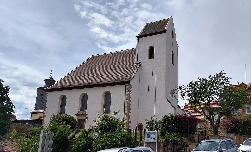 Blick auf die evangelische Kirche in Kriegsfeld von der Obergasse aus.