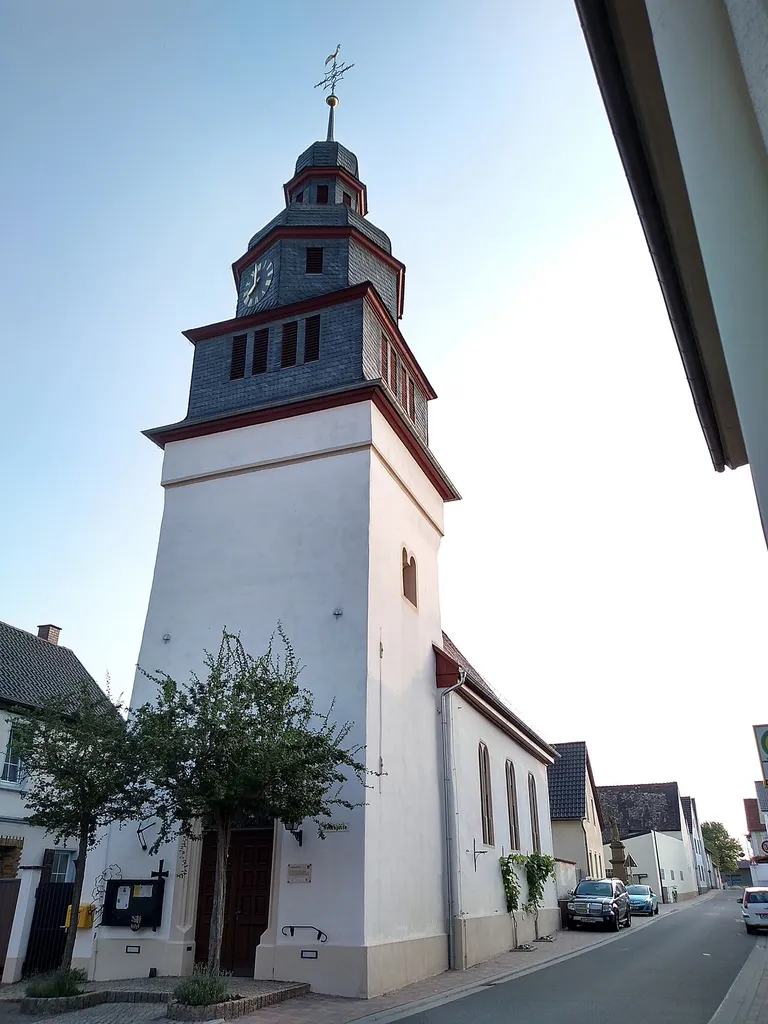 Evangelische Pfarrkirche, Weedegasse 1, an der Langgasse in Hochborn, Verbandsgemeinde Wonnegau, Landkreis Alzey-Worms, Rheinland-Pfalz, Deutschland. Kulturdenkmal gemäß Denkmalliste des Landes Rheinland-Pfalz (Stand: 31. Juli 2018). Bausubstanz ab 12. Jahrhundert, romanischer Chorturm (?), barocker Turmhelm, Saalbau 1618, Erweiterung 1857.