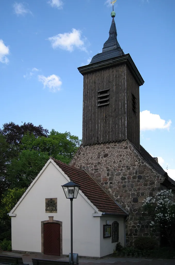 Dorfkirche Lichterfelde mit der zur Eingangshalle umgebauten Gruft