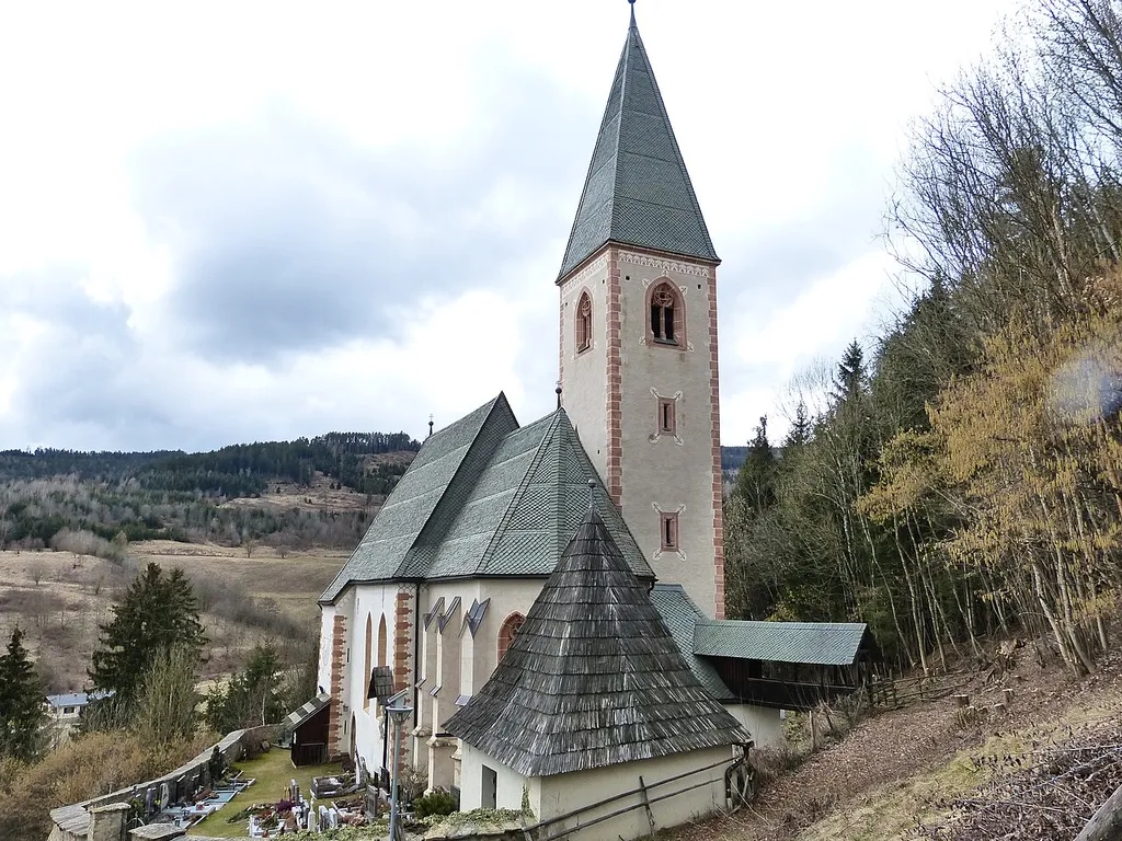 Kath. Filialkirche und Wallfahrtskirche hll. Kosmas und Damian, Friedhof und Friedhofskapelle; von Osten