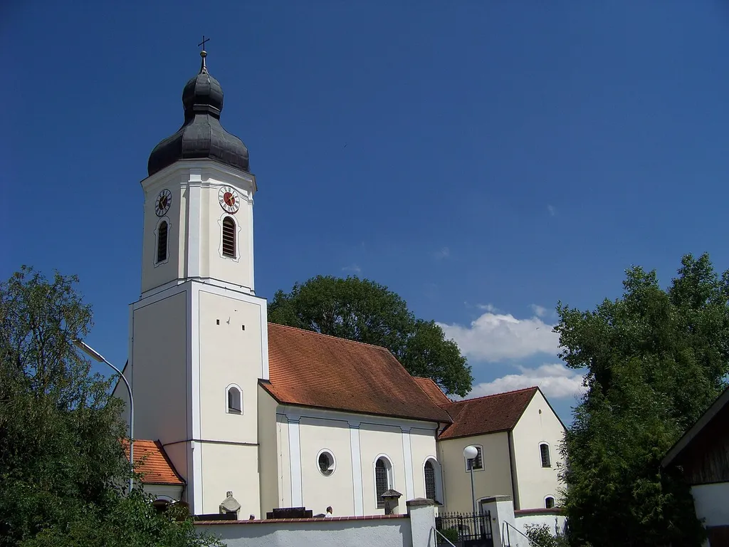 Essenbach, Artlkofen. Kath. Kirche St. Michael. 1. Hälfte 18. Jahrhundert, Turmuntergeschoß noch spätgotisch; mit Ausstattung.