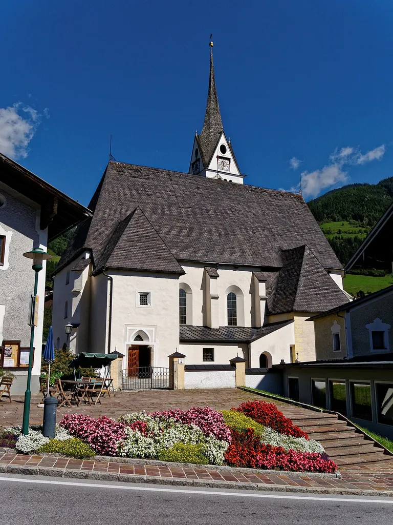 Südansicht der Pfarrkirche zum Hl. Laurentius in Piesendorf