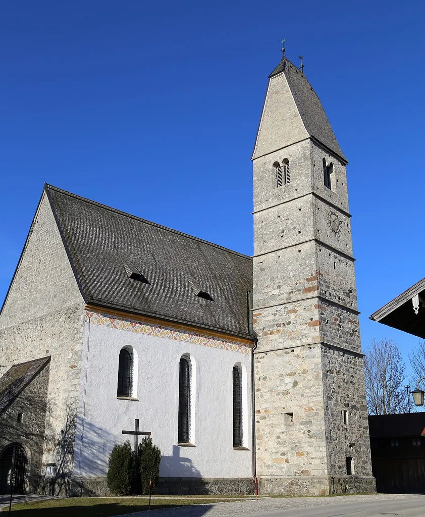 Hirnsberg 33; Kath. Kuratiekirche Mariä Himmelfahrt, Saalbau aus teils unverputztem Bruchsteinmauerwerk mit Satteldach und Südturm mit Schopfwalmdach und Farbsteinchen im Fugenmörtel, spätgotisch, Neubau Ende 15. Jh., Turm älter, 1496 Weihe, 1693 Dachstuhl, 1717 Turmobergeschoss, 1743 durch Wolf Ganterer Umgestaltung des Inneren; mit Ausstattung. This is a picture of the Bavarian Baudenkmal (cultural heritage monument) with the ID D-1-87-128-28 (Wikidata)