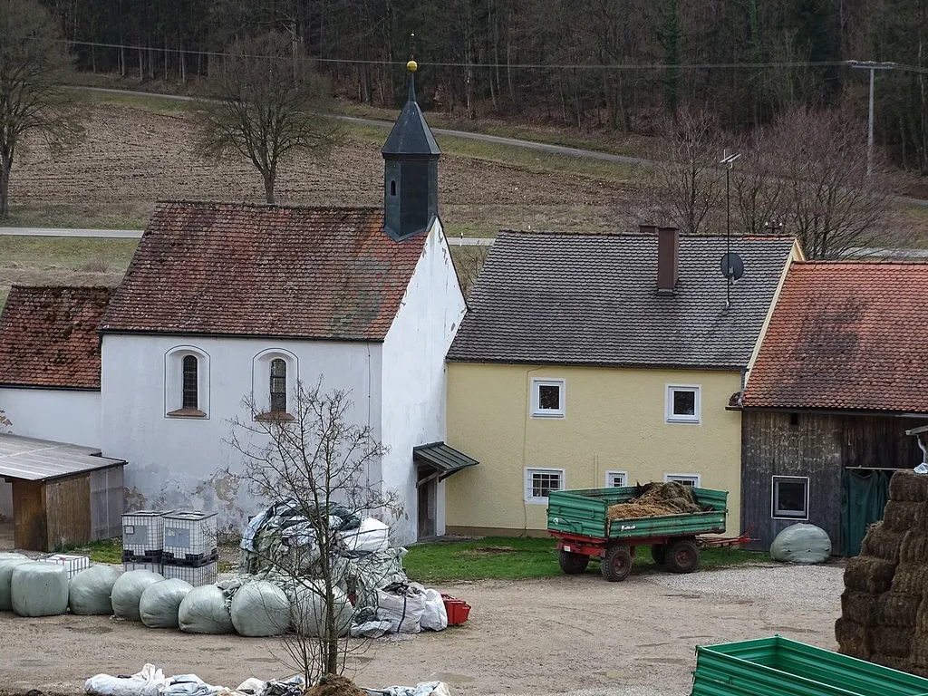 Blick auf die Kirche Sankt Bartholomäus in Sankt Bartlmä bei Dietfurt an der Altmühl