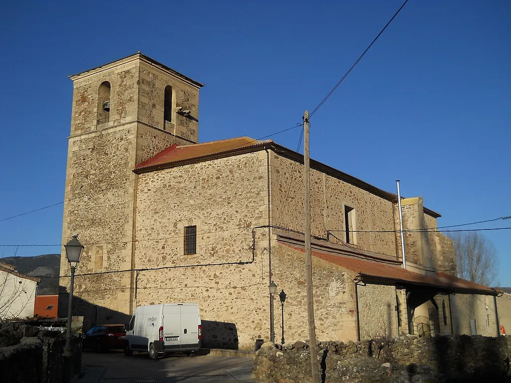 Vista desde el sur, iglesia de San Miguel, Pinilla del Valle, Madrid, España