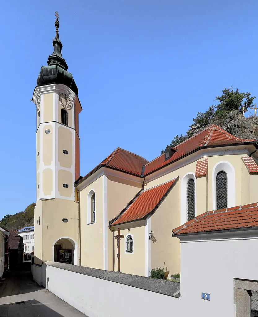 Südostansicht der röm.-kath. Pfarrkirche hl. Martin in der niederösterreichischen Marktgemeinde Marbach an der Donau.