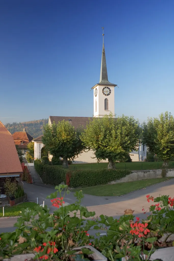 reformierte Kirche von Diessbach bei Büren, SchweizAufnahme mit Polfilter