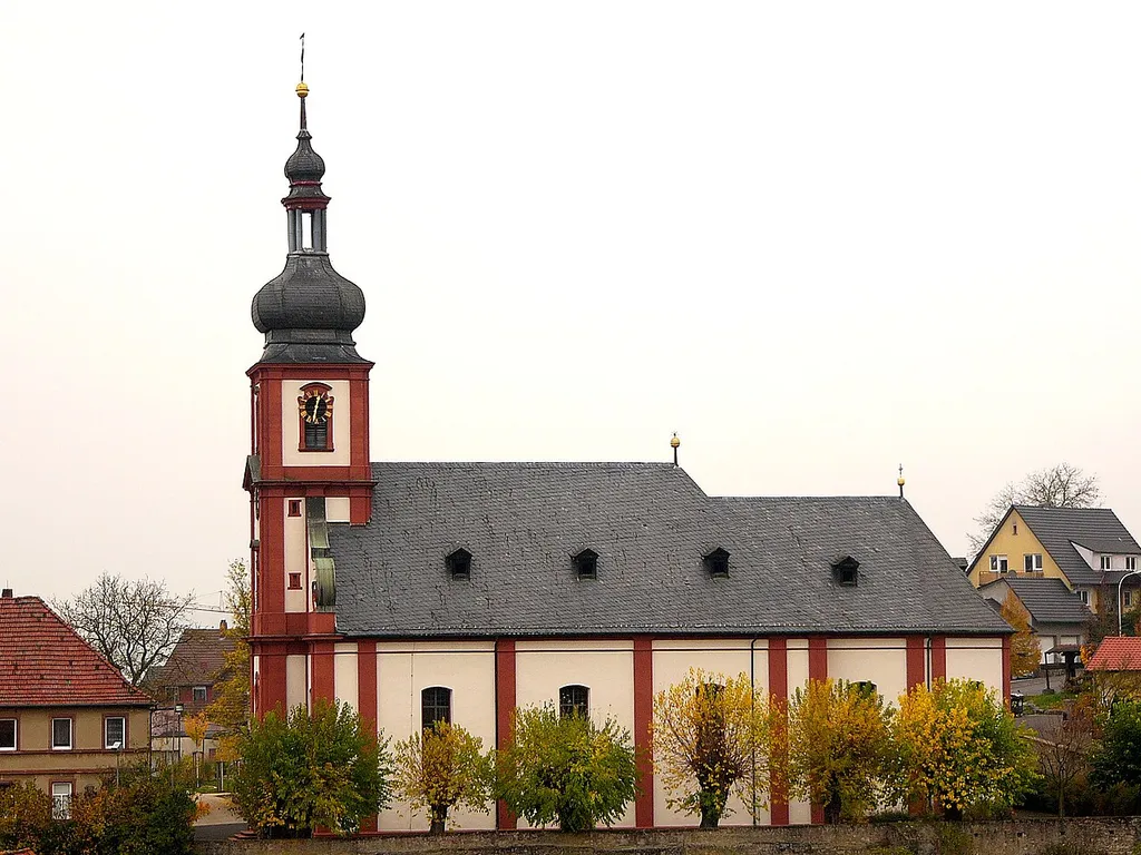 Katholische Pfarrkirche St. Laurentius; Saalkirche mit eingezogenem Dreiseitchor und Turmfassade mit Volutengiebel sowie halb vorspringendem Fassadenturm mit Zwiebelhaube und Laterne, Putzmauerwerk mit Sandsteingliederungen und Figurennische, unter Leitung von Balthasar Neumann, barock, 1736-1740; mit Ausstattung.