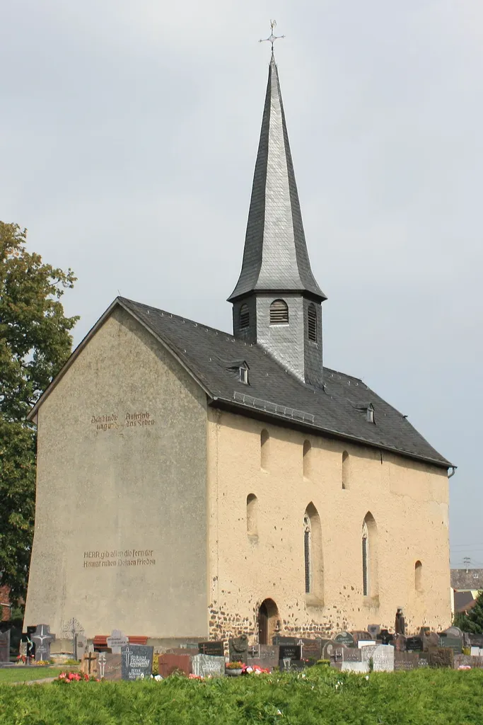 Die romanische Kapelle St. Nikolaus auf dem Friedhof von Dorchheim, Hessen von Südwesten aus gesehen. (erbaut seit dem 12. Jahrhundert, Pfarrkirche bis 1904)