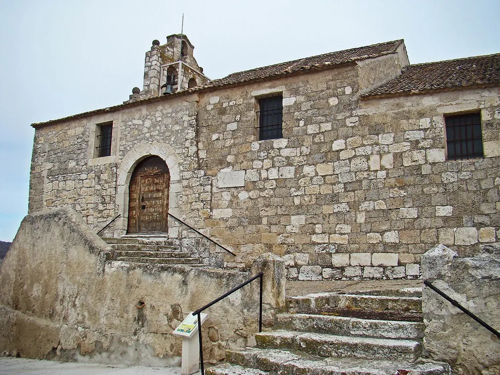 Iglesia románica de la Vera Cruz o Invención de la Cruz en la localidad segoviana de Cuevas de Provanco. Fue restaurada en 1991. Vista de las escaleras de acceso.